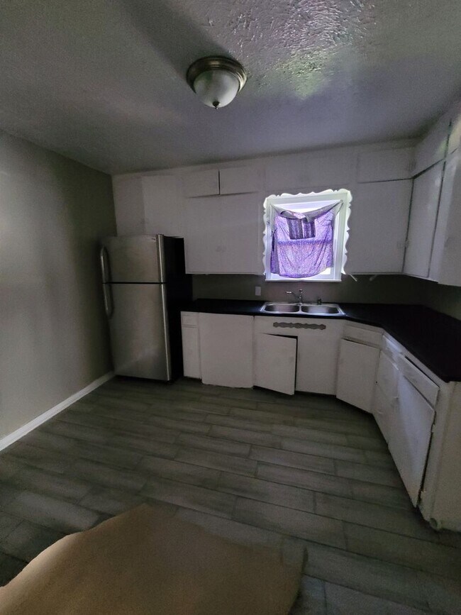 Building Photo - Cute 4 bedroom House