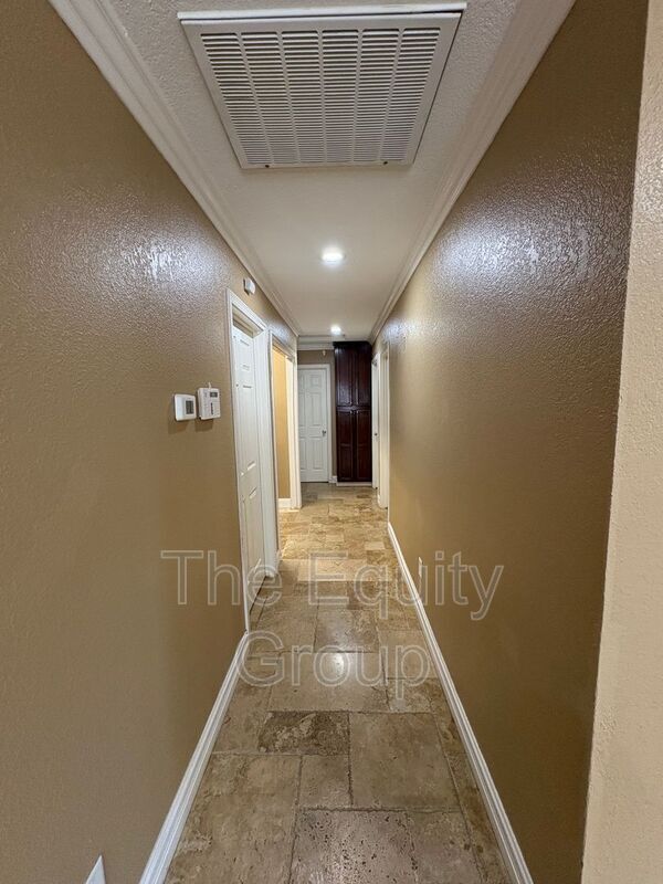Building Photo - 744 W Buena Vista Ave