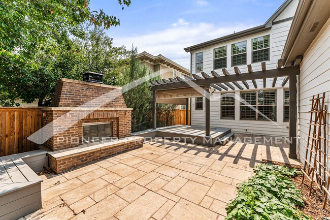 Building Photo - Gorgeous Home with Central AC and Washer/Dryer