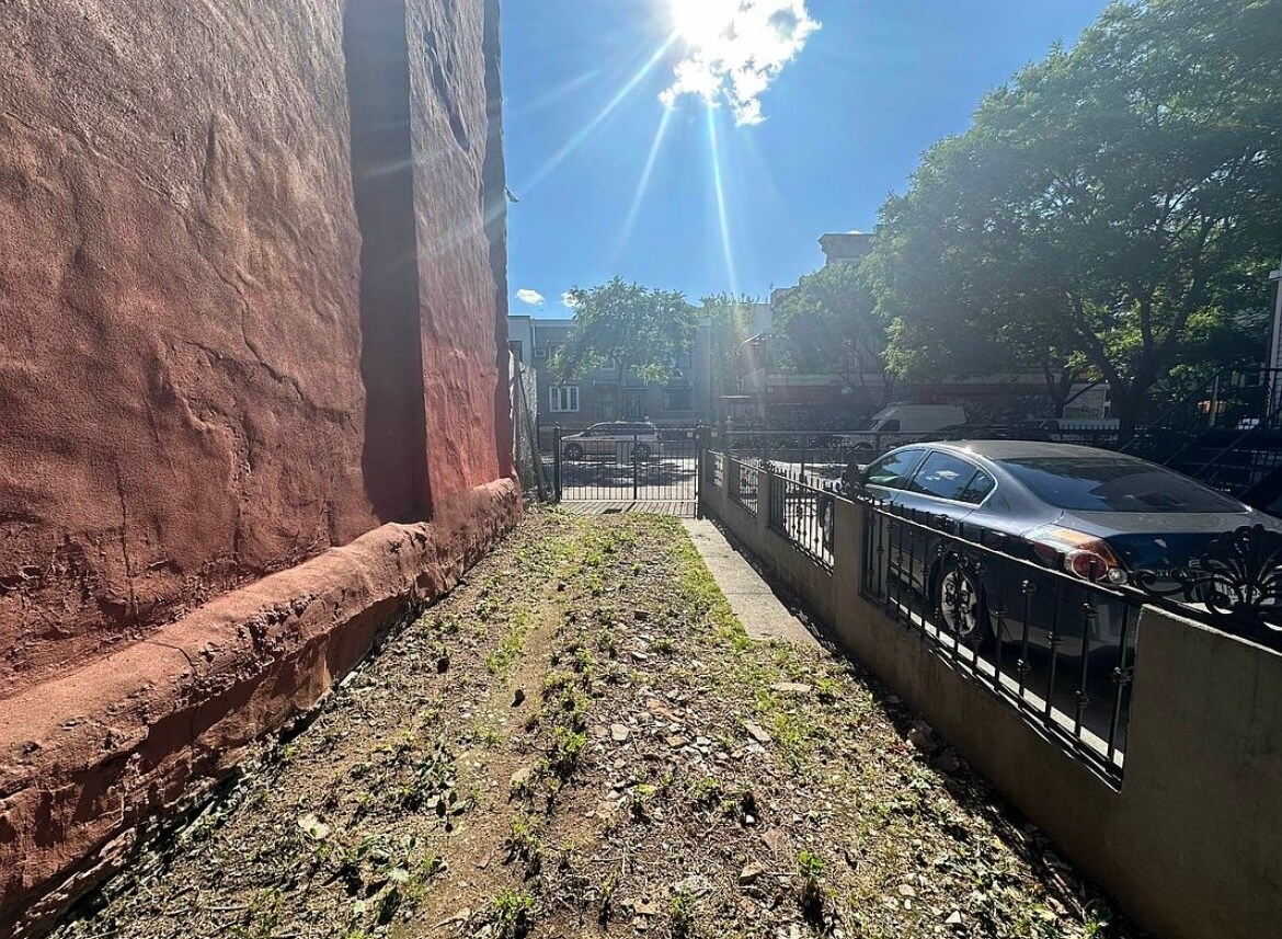 Building Photo - 386B Chauncey St