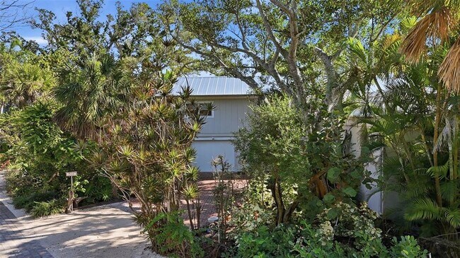 Building Photo - 700 Lands End Dr