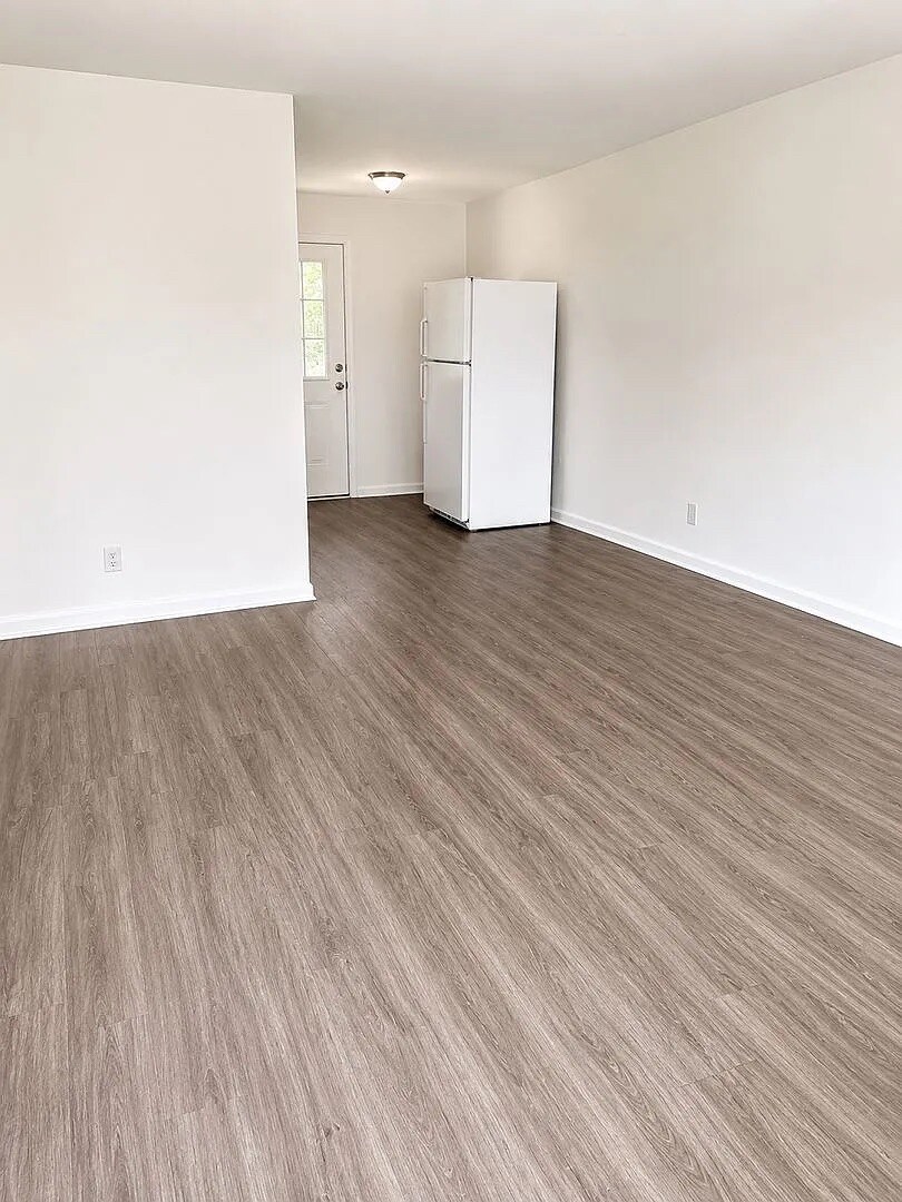 Building Photo - Room in Apartment on Overland Heights