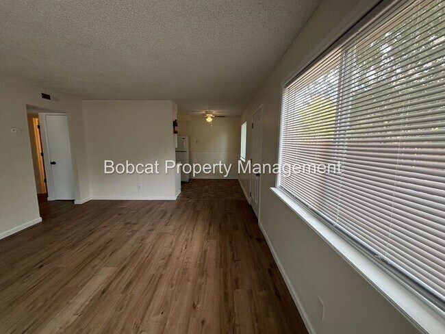 Building Photo - 1501 N Edmonds Dr
