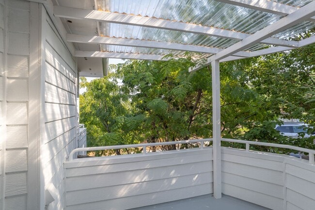 Building Photo - Beautiful 3 Bedroom 3 Bathroom Home With Stunning Views