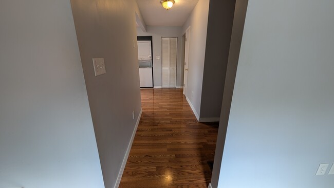 Hallway to kitchen, br 2, bathroom - 647 W Kenwood Ave