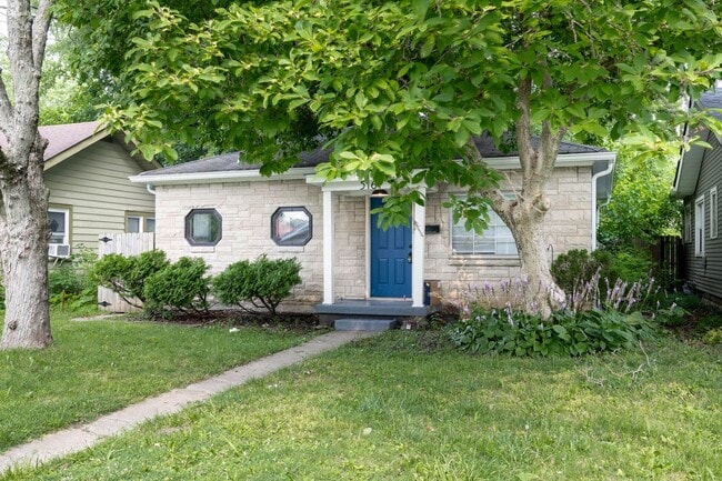 Building Photo - 3 Bed 2 Full Bath Available now at 52nd and Primrose!