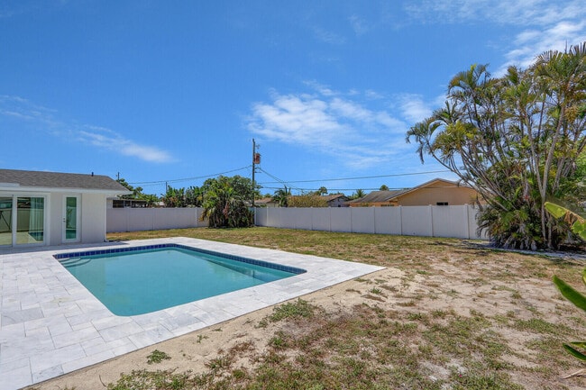 Building Photo - 3898 Holly Dr