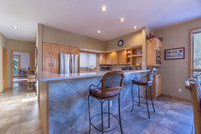 Building Photo - Attached garage! Beautiful views! Heart of...