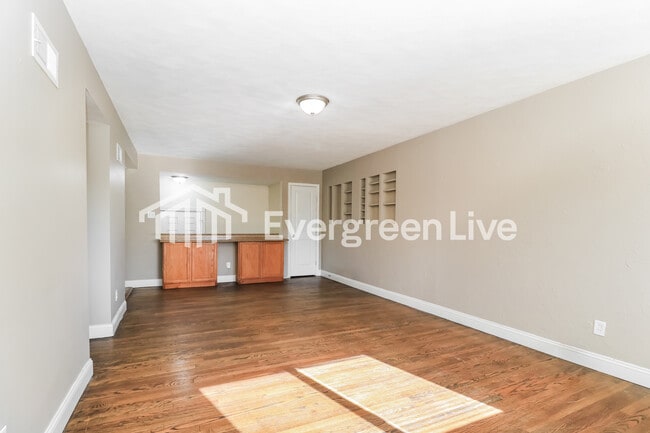 Building Photo - 725 Tyson Dr