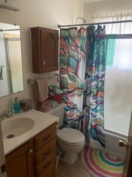 Full Bath - 2301 Cheyenne St