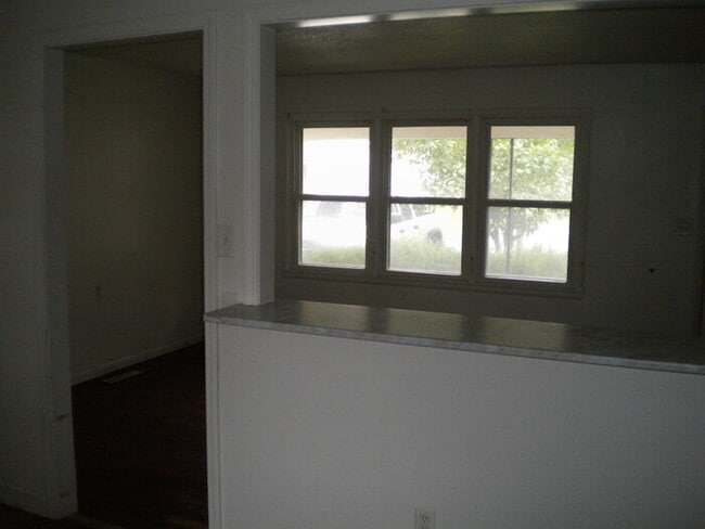 Building Photo - Pet Friendly 3 bedroom, 1 bath