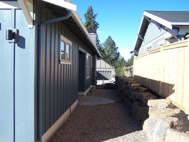 Building Photo - 61064 SE Ruby Peak Ln