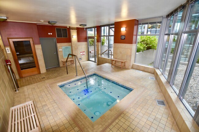 Building Photo - Beautiful Downtown 2 Bedroom Condo - Spaci...