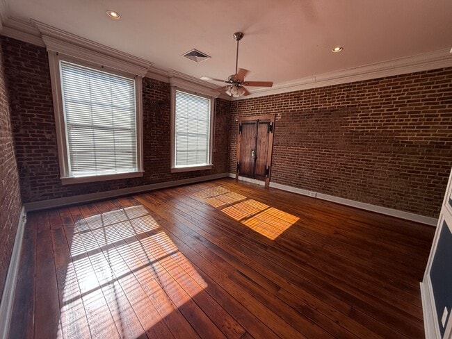 Building Photo - 116 5th St N