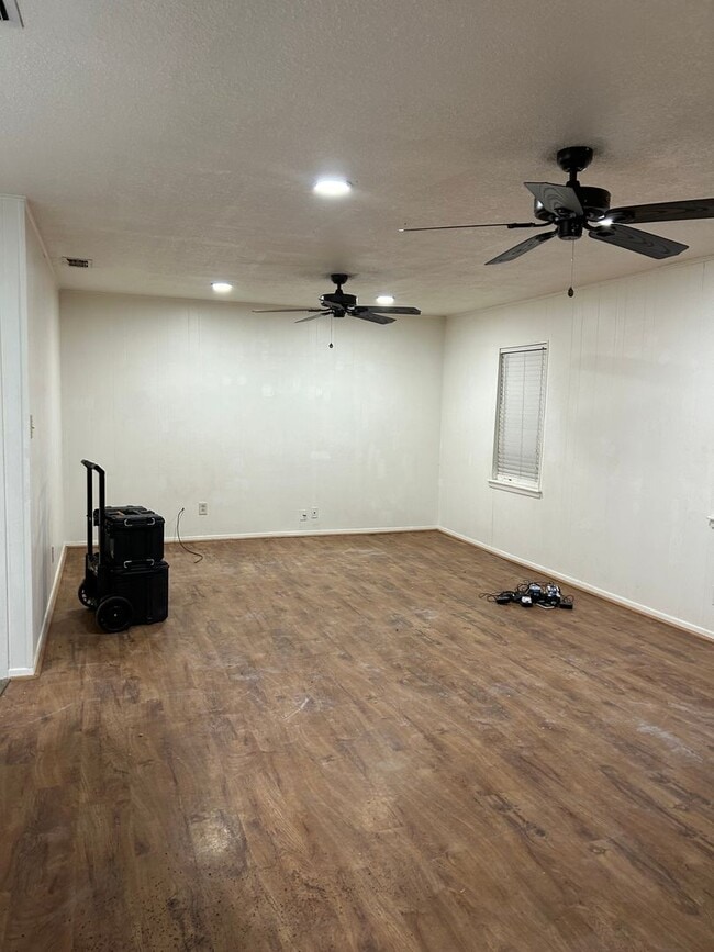 Building Photo - 1025 W Terry St