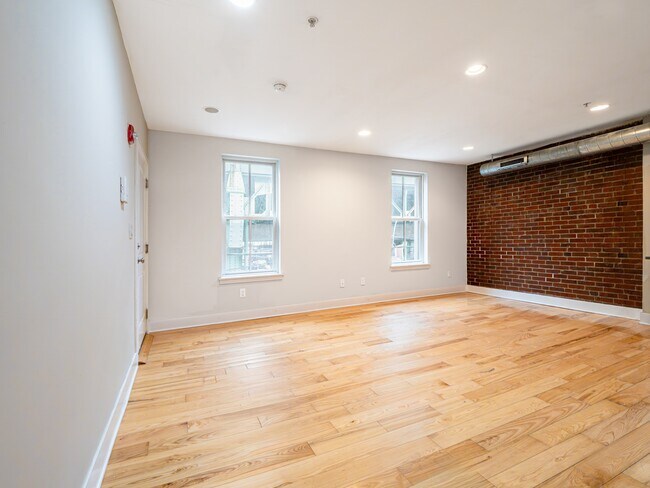 Building Photo - 113 Gay St