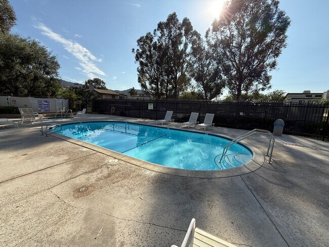 Building Photo - Nicely upgraded Townhome is East Simi
