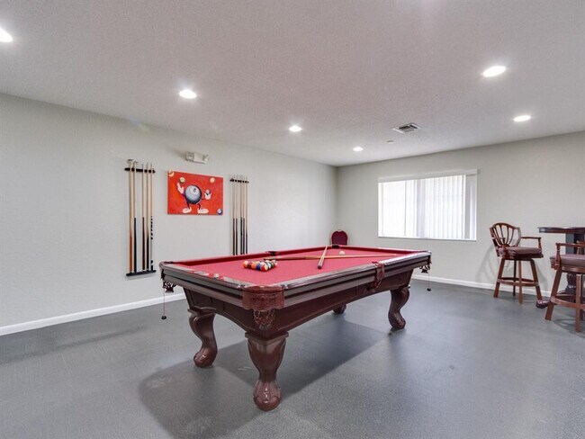 Building Photo - 1050 Country Club Dr