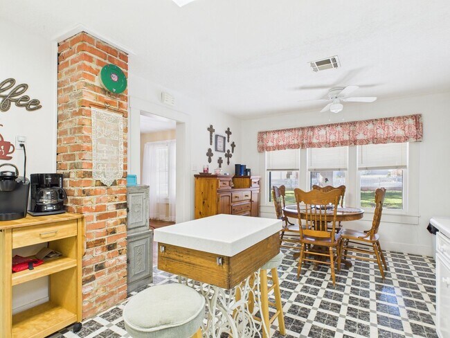 Building Photo - Quiet home in the central part of town