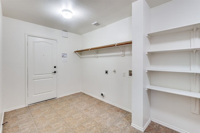 Building Photo - 8620 Star Thistle Dr