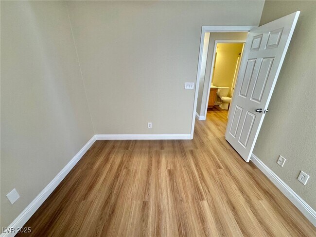 Building Photo - 10992 Scotch Rose St