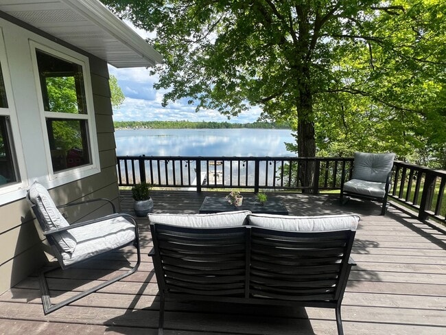 Building Photo - Beautiful Lake Home on Fox Lake