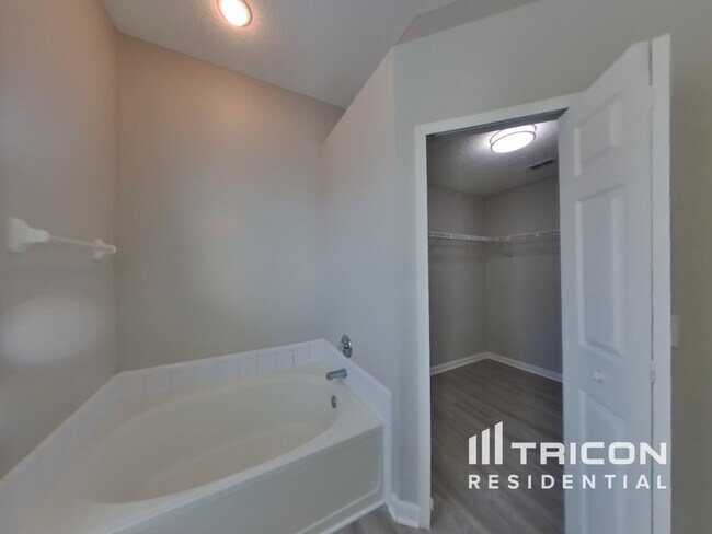 Building Photo - 3264 Abbeyfield Dr E