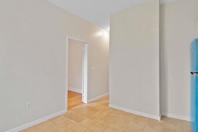 Building Photo - 313 23rd St