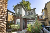 Building Photo - Beautifully Maintained 3 Bed/2.5 Bath Craf...