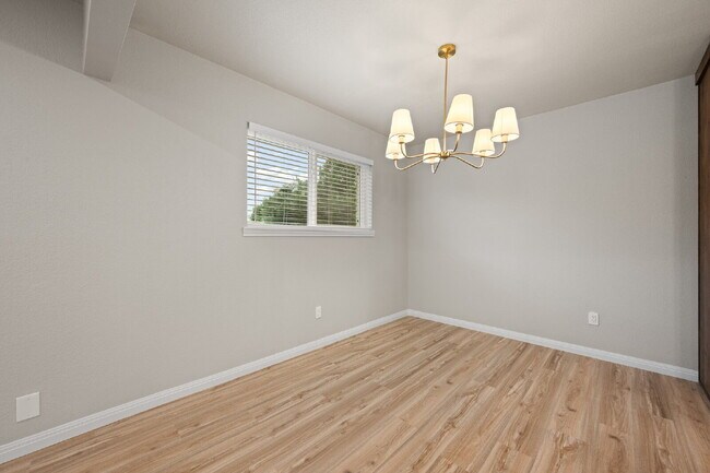 Building Photo - 2 Bed, 2 Bath Duplex