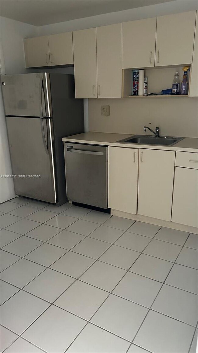 Building Photo - 9962 N Kendall Dr