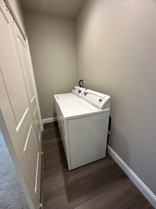 Building Photo - IMMACULANT 4 BEDROOM HOME 2.5 BATHROOM IN SALT CREEK