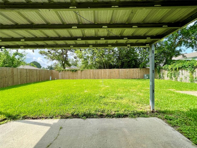 Building Photo - 6310 Star Lake Dr