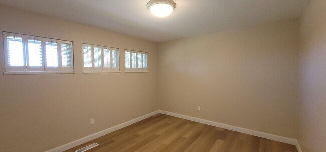 Building Photo - Beautiful 2 Bedroom / 2 Bath Bungalow Next to Hidden Valley Golf Club with Large Private Patio, N...