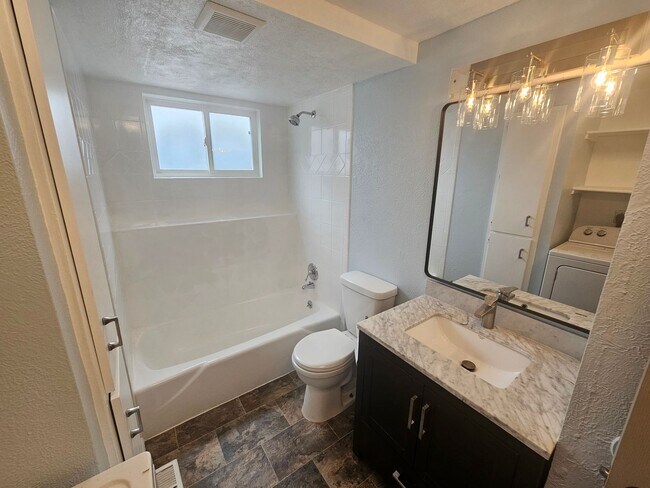 Building Photo - Close to Sugar House Park 2 Bd 1 Ba Basement Duplex