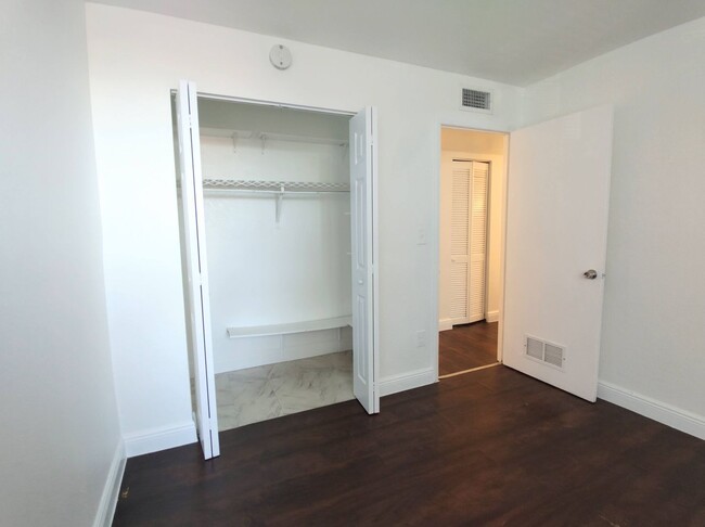 Building Photo - Gorgeous and Spacious 2/1 Unit in Hialeah