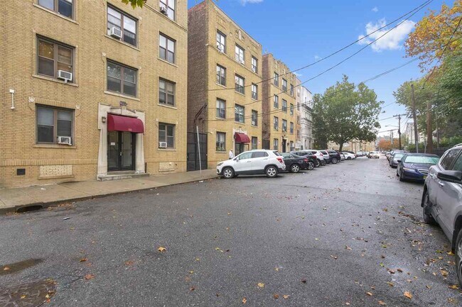 Building Photo - 194 Kensington Ave