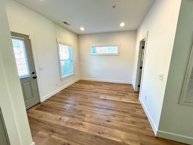 Building Photo - Modern 3-Bedroom 3-Story Apartment with a ...