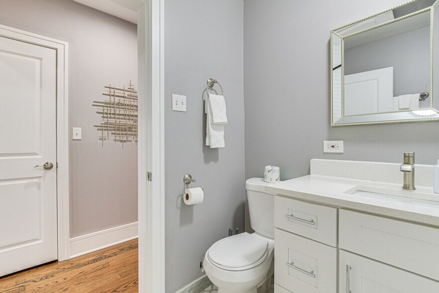 Building Photo - 2148 W Chicago Ave