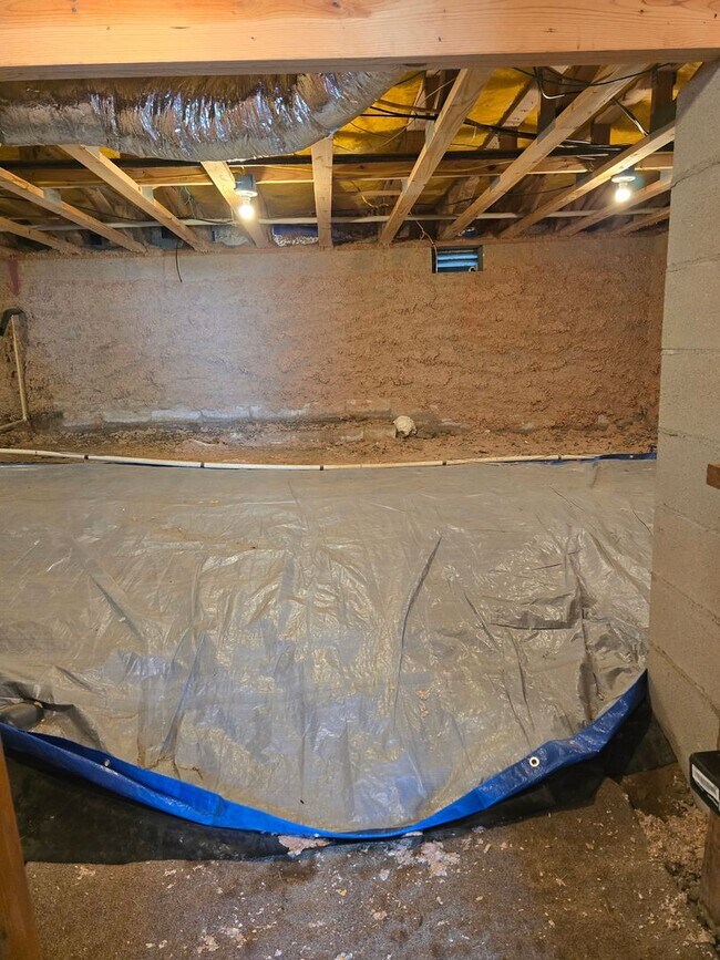 Building Photo - 3 bedroom 2 bath home with basement for lease