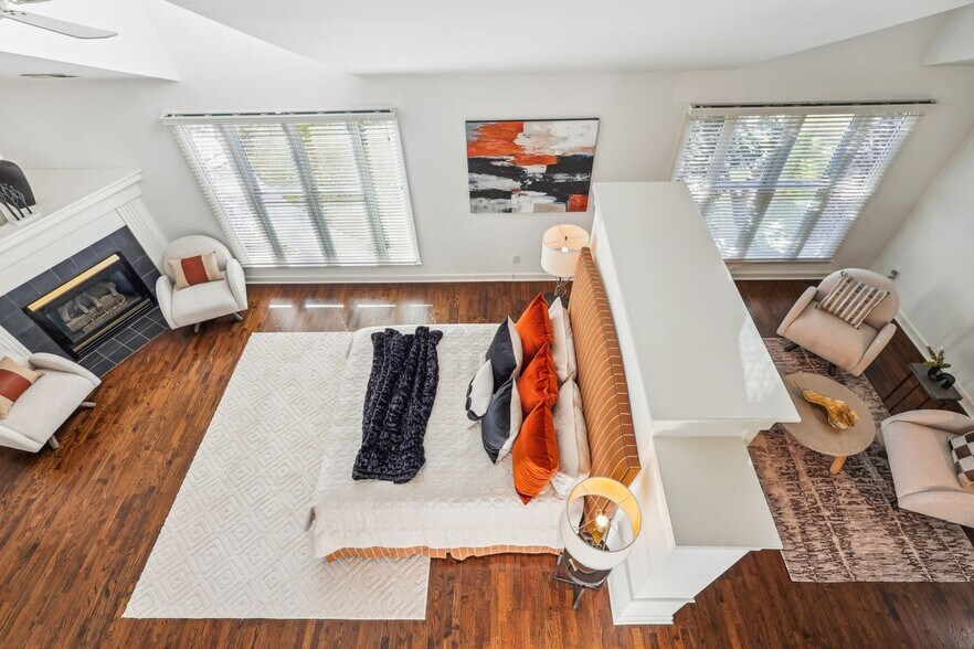 Building Photo - 337 W 7th St