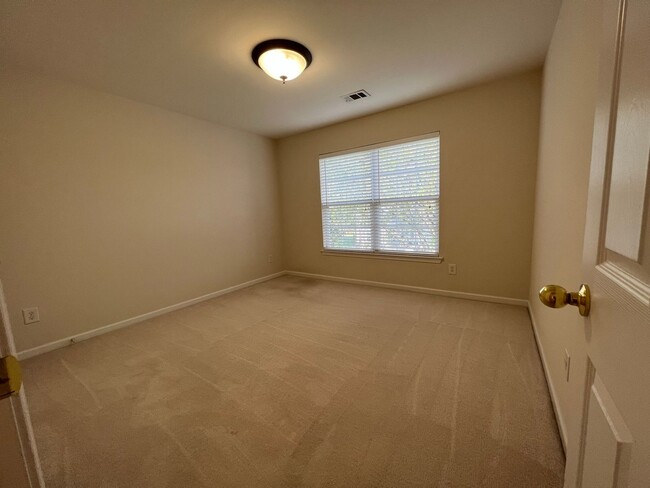 Building Photo - 4 bed, 2.5 bath w/ 2 car garage close to p...