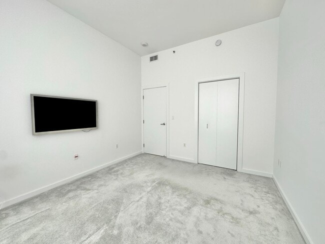 Building Photo - EPIC REA: GORGEOUS 1BD/ 1BA Condo w/ Amazing Views & Fabulous Rooftop