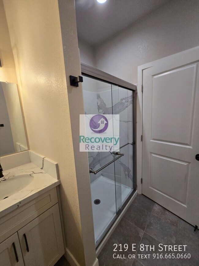 Building Photo - 219 E 8th St