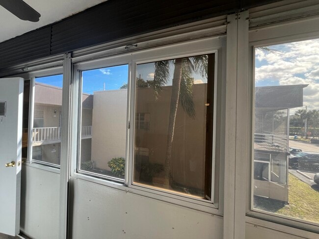 Building Photo - 812 Burgundy Q