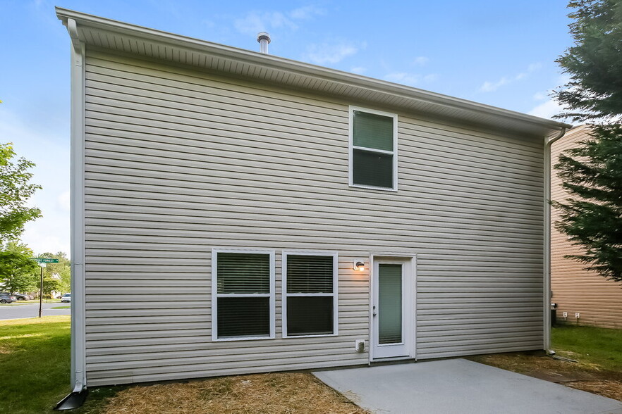 Building Photo - 15745 Lakepoint Forest Dr