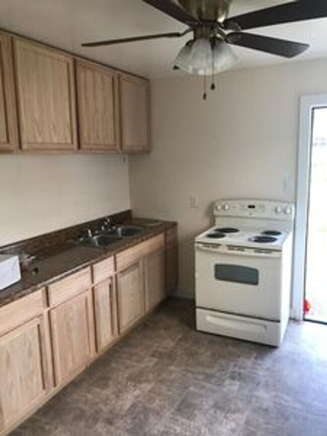Building Photo - 2 bed house on Rva Northside!  Central hvac, hardwoods,all electric, lots of parking, laundry,