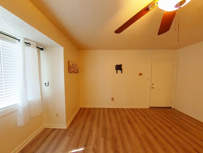 Building Photo - 1 Bedroom, 1 Bathroom Condo Rental in Hamp...
