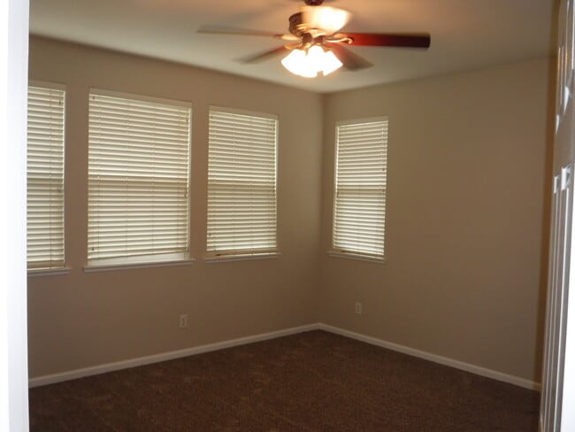 Building Photo - Single story home in Turlock!!