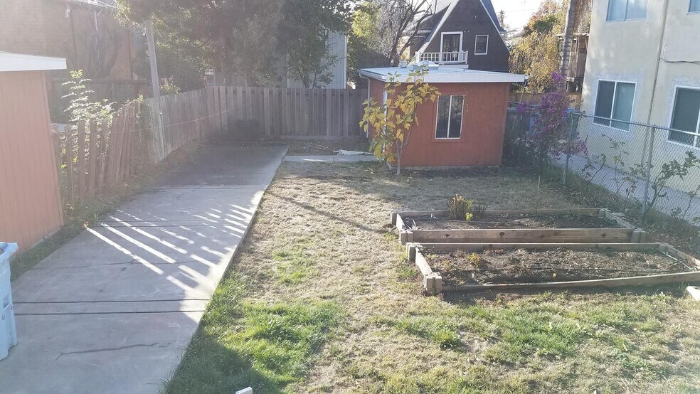 Building Photo - Ashby BART accessible vintage Berkeley home. Huge backyard!